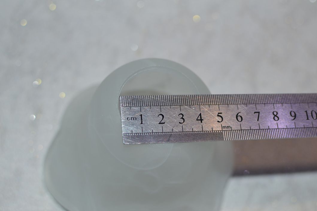 Плафон для люстры Е 27, диаметр верхнего отверстия 4.3 см, высота 11 см, ширина плафона 13 см