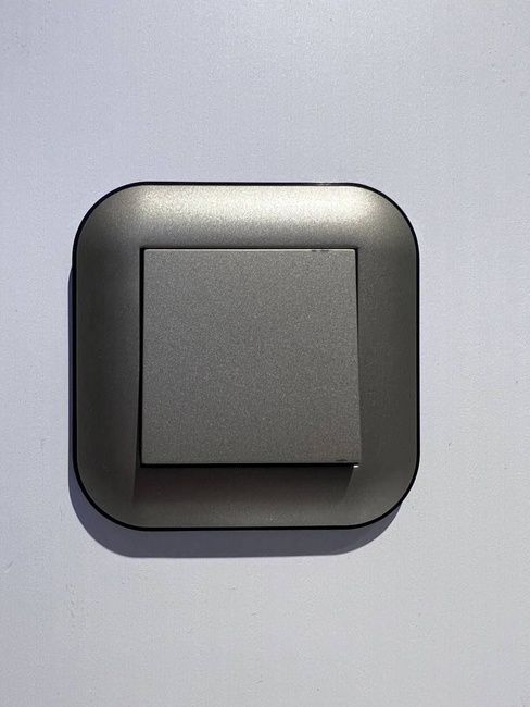 Выключатель 1-клавишный антрацит+черный Loft 12/120 (404-130208-200), Серый, Серый